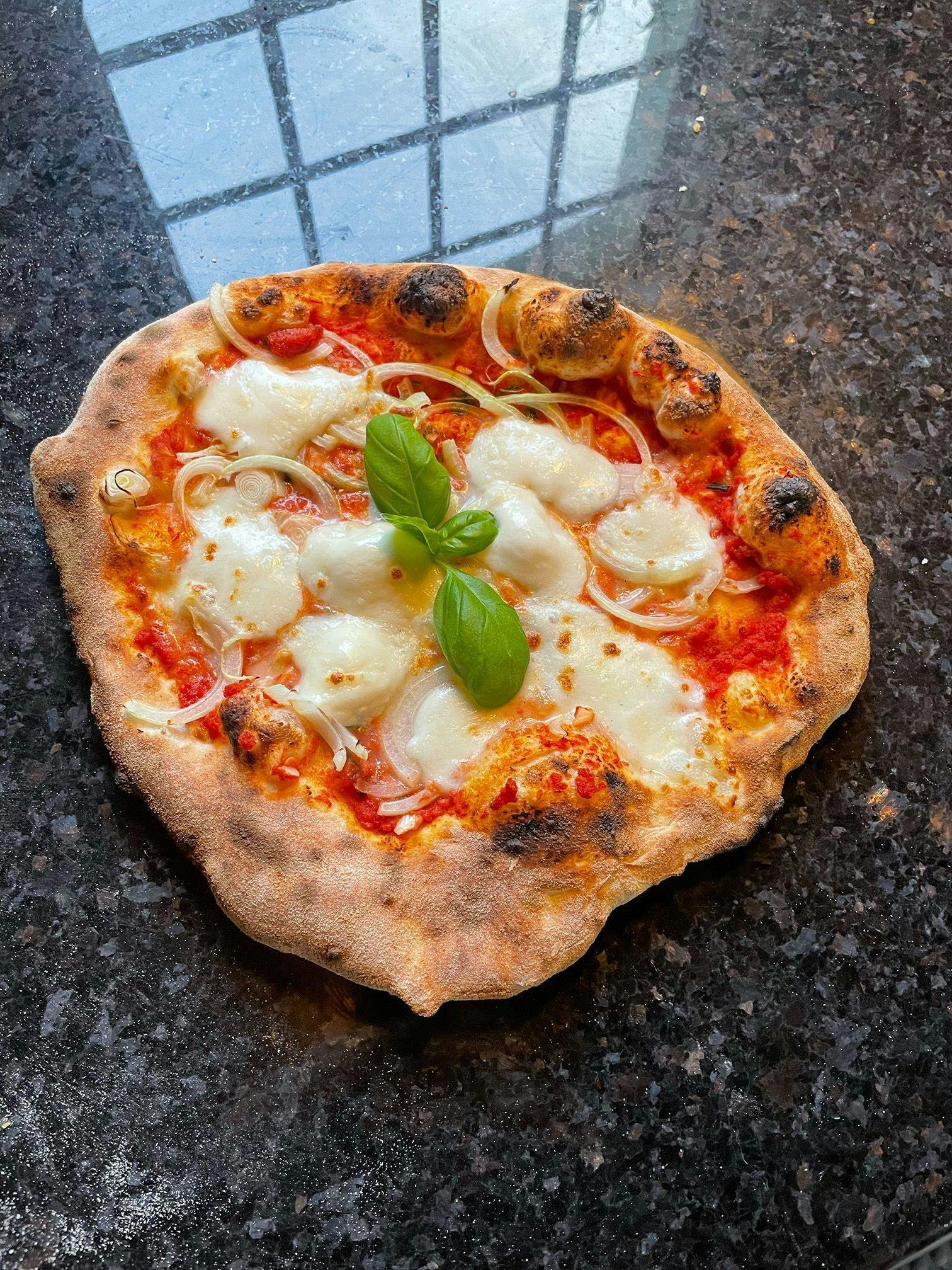 Italiensk pizza fra rett ut av ovnen